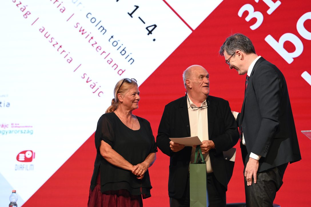 Karácsony Gergely főpolgármester és Gál Katalin, a Magyar Könyvkiadók és Könyvterjesztők Egyesülésének elnöke átadja a Budapest Nagydíjat Colm Tóibín ír írónak. Fotó: MTI/Kocsis Zoltán
