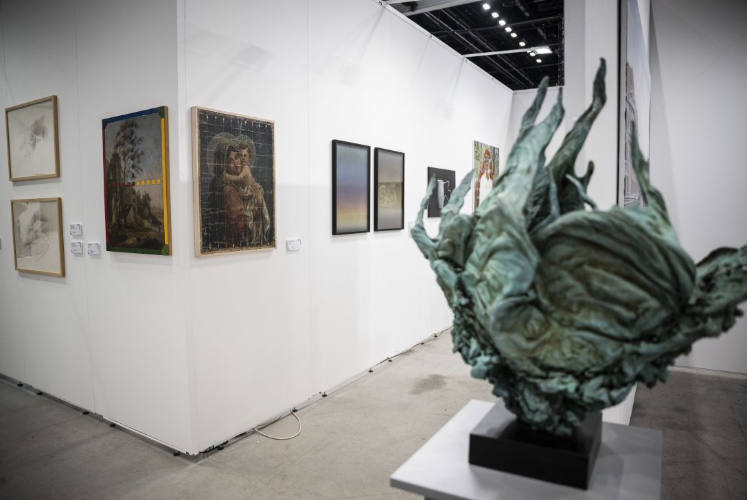 Az Art Market Budapest nemzetközi kortárs képzőművészeti vásár az MTK Sportparkban 2025. október 17-én.  Fotó: MTI/Bodnár Boglárka