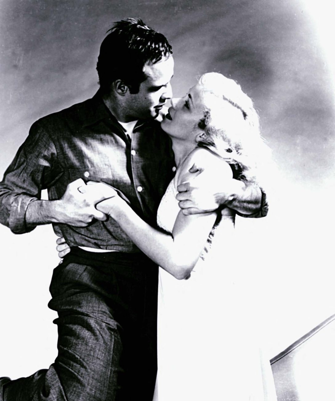 Marlon Brando és Eva Marie Saint amerikai színészek az 1954-es A rakparton (On the Waterfront) című hollywoodi film egy archív fotóján. Fotó: HO / AFP