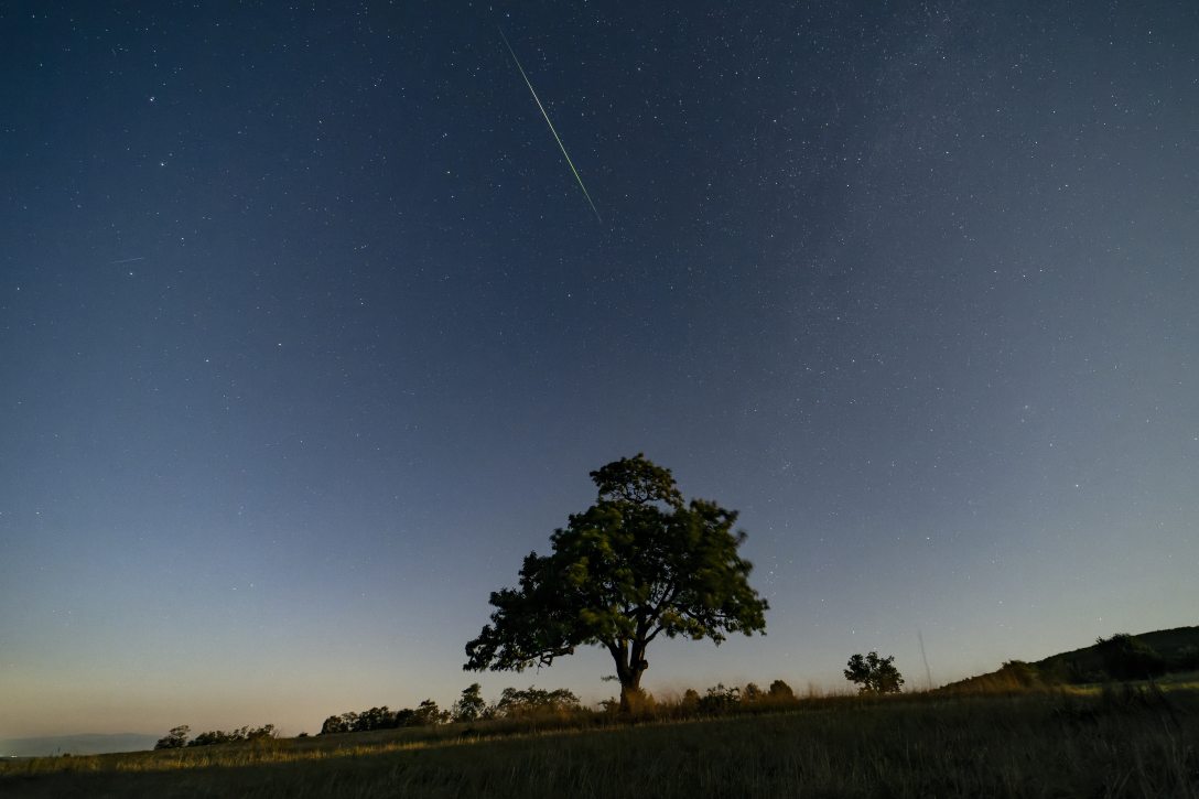 A hosszú expozíciós idővel készült felvételen meteor látszik az égbolton Salgótarján közeléből fotózva 2025. augusztus 11-én éjjel. Fotó: MTI/Komka Péter