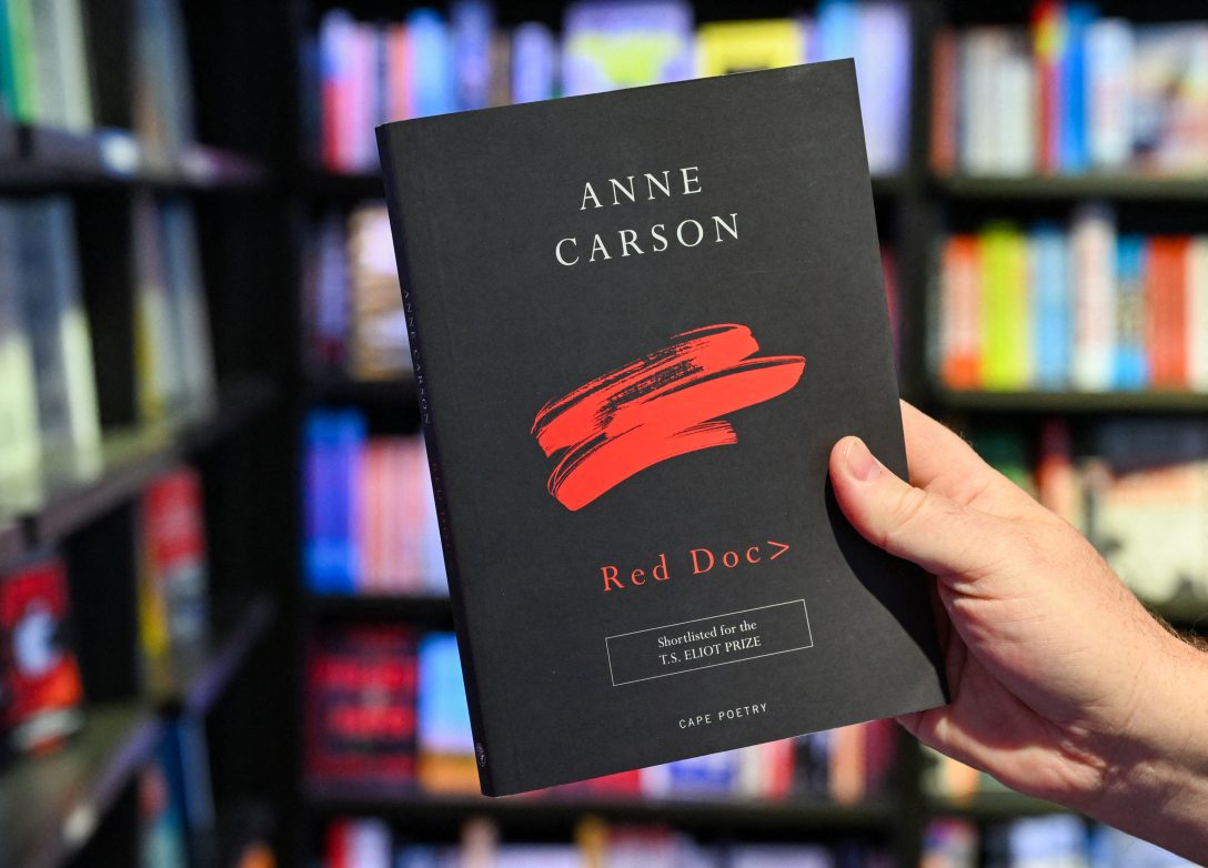 Anne Carson kanadai szerző Red Doc című 2013-ban megjelent versregényének példánya. Fotó: SOEREN STACHE / dpa Picture-Alliance via AFP