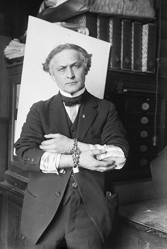 Houdini_in_Handcuffs,_1918.jpg