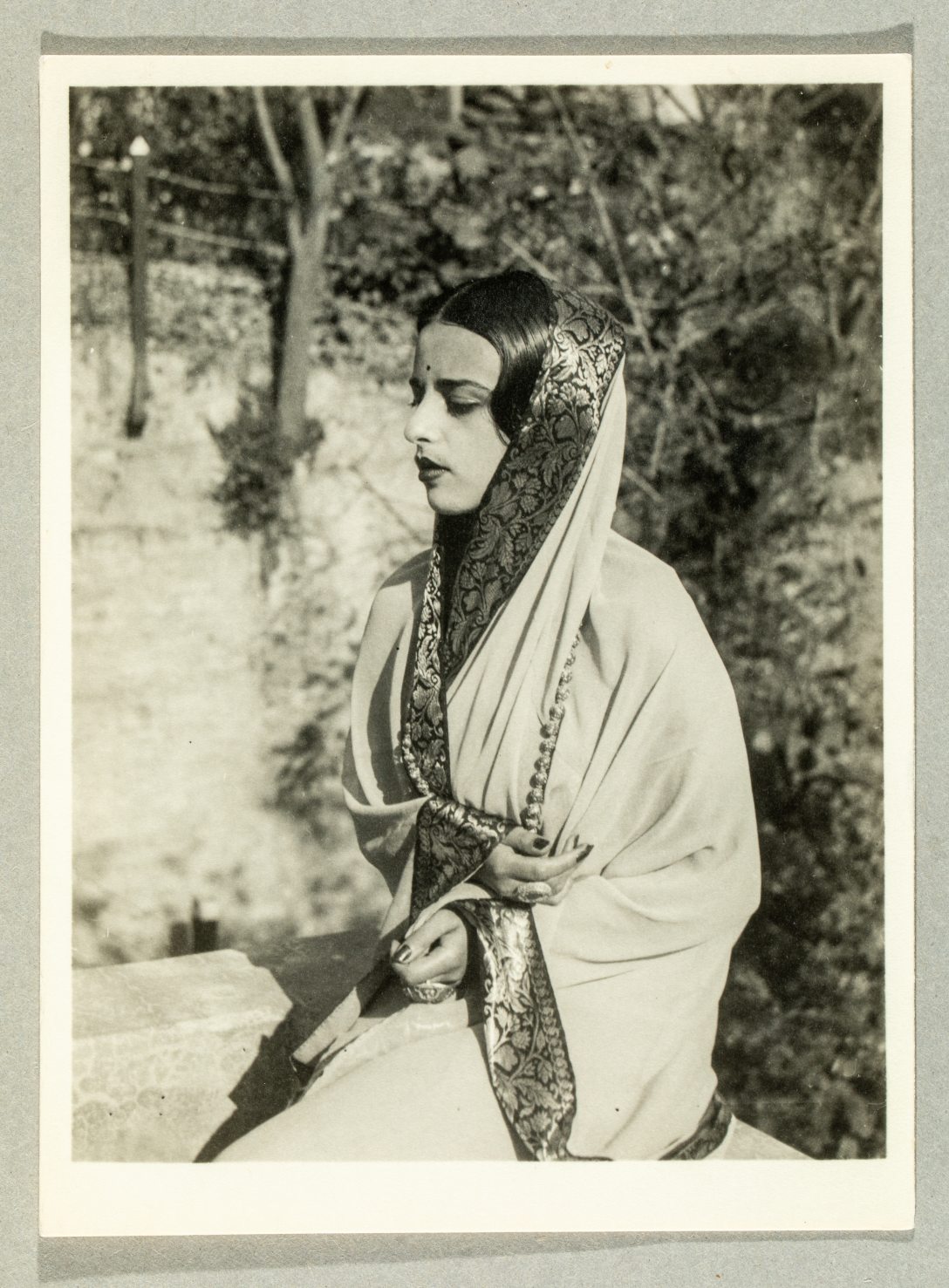 Umrao Singh Sher-Gil: Amrita portréja a kertben. Simlá, 1936 körül. Zselatinos ezüst, 16,2 x 12 cm Ltsz. HFA_ F.2014.28.