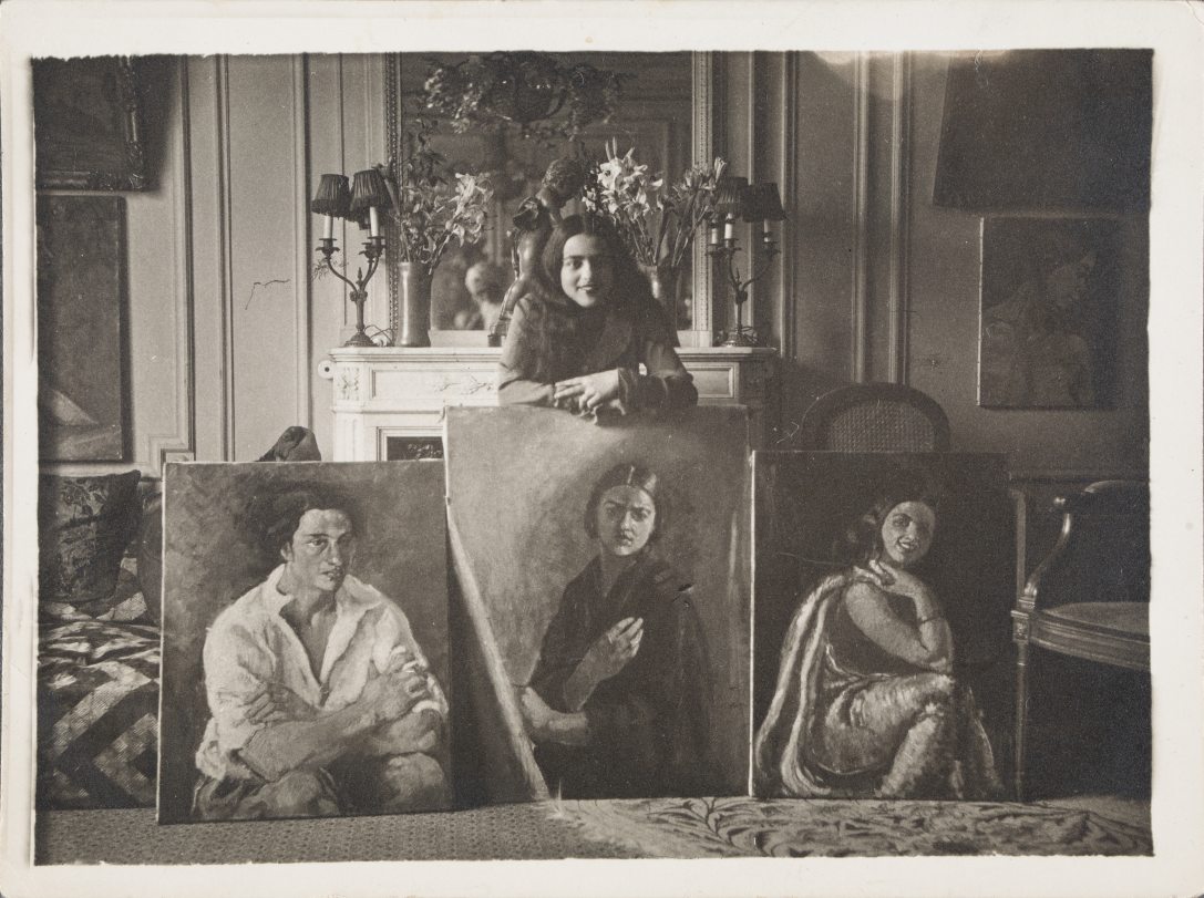 Umrao Singh Sher-Gil: Amrita a párizsi otthonuk szalonjában, festményeivel Párizs, 1930. június 20. Zselatinos ezüst, 12 x 9 cm Hátoldalán Amrita Sher-Gil kézírása: The one on the right was specially praised. 20. 6. 1930. La Baule Ltsz. HFA_ F.2013.24.