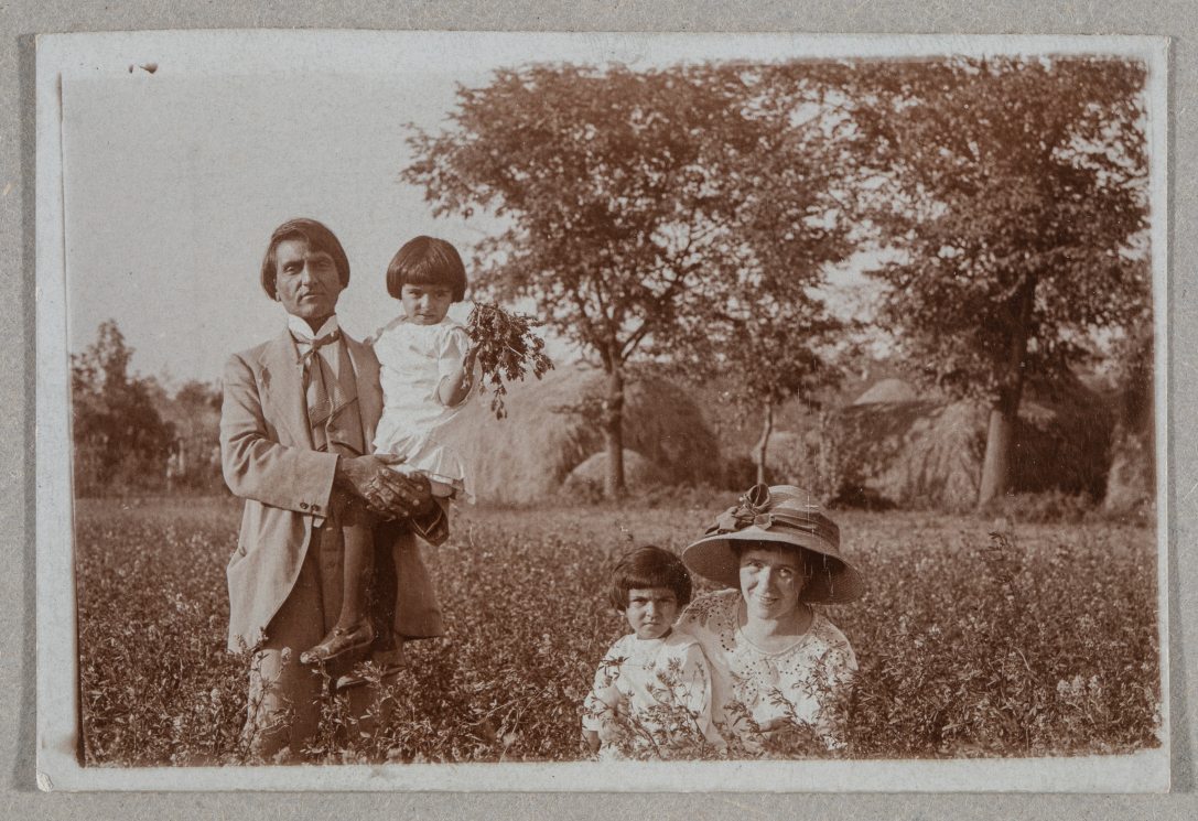 Umrao Singh Sher-Gil: A Sher-Gil család a dunaharaszti réten. Dunaharaszti, 1917. október 6. Celloidin, 6 x 8,8 cm Hátoldalán Marie-Antoinette kézírása: Szíves emlékül kedves Ervinemnek. Dunaharaszti 1917. oct. 6. Ltsz. HFA_ Ad.5756.3.38.5.