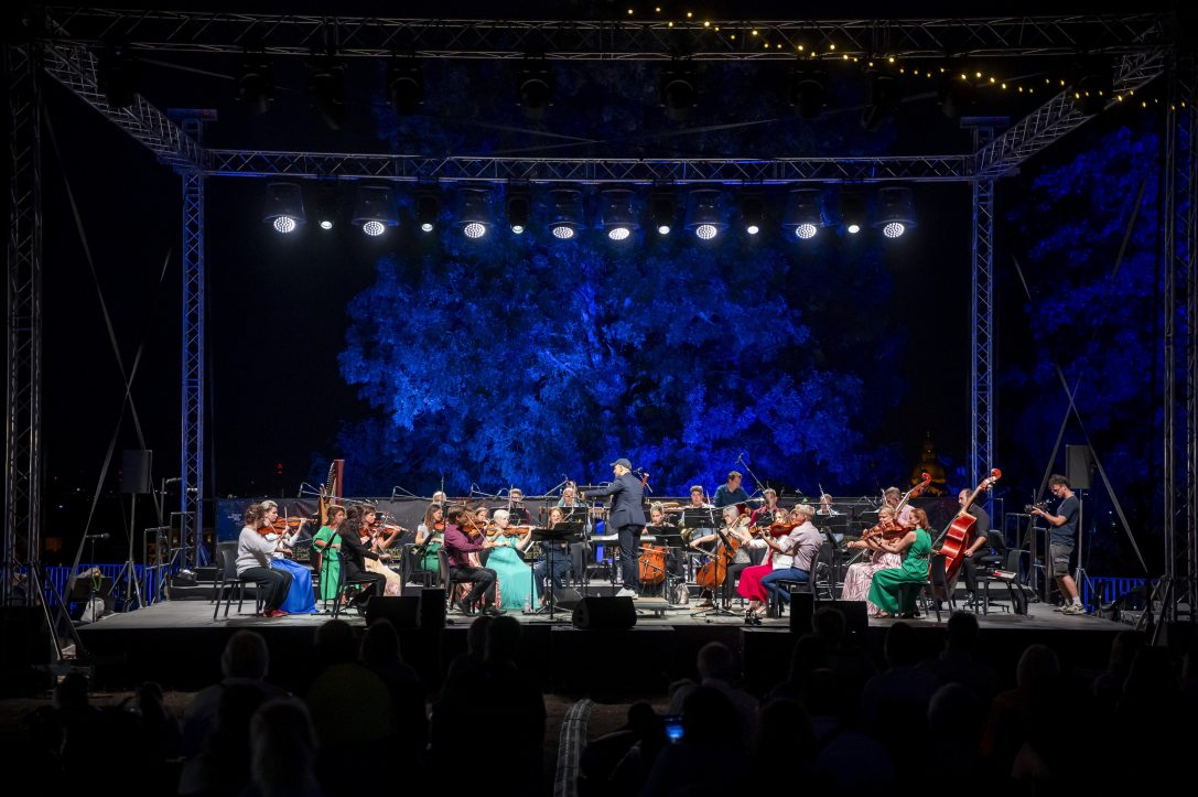 A Danubia Zenekar koncertje a Panorama Classical elnevezésű rendezvényen Budapesten, a Filozófusok kertjében 2025. augusztus 17-én. Fotó: MTI/Balogh Zoltán