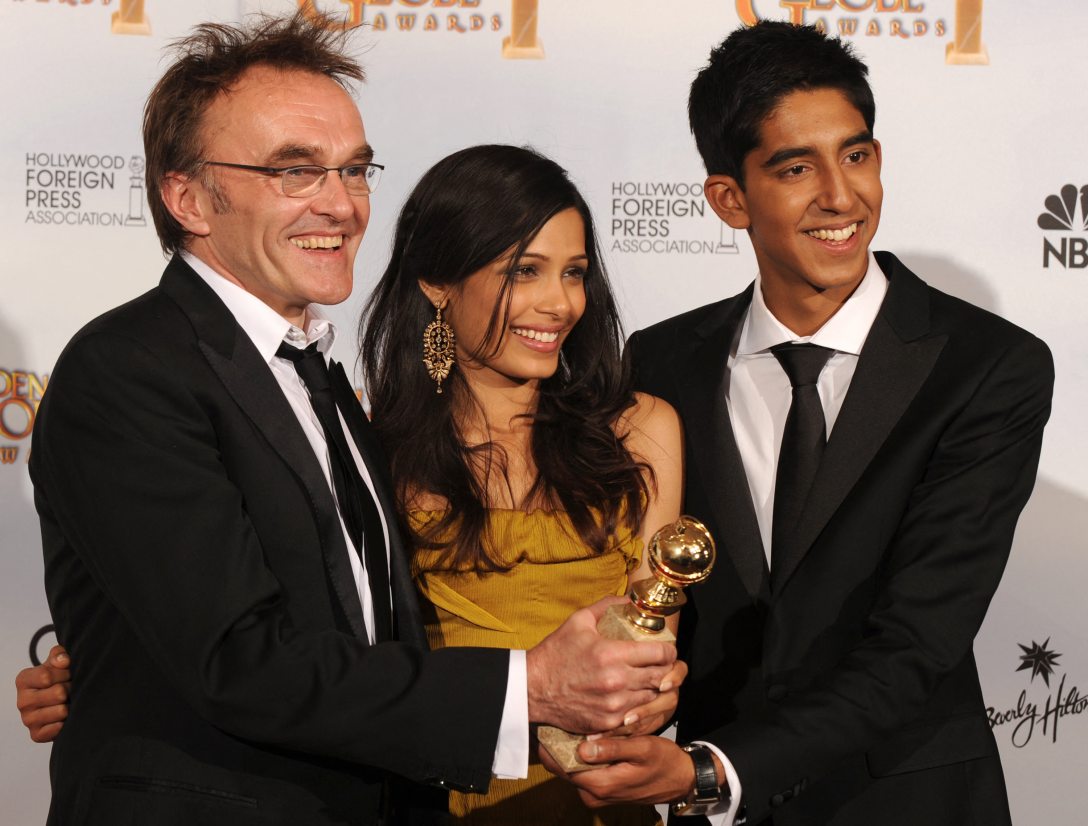 Danny Boyle rendező, valamint Freida Pinto és Dev Patel színészek a Gettómilliomos (Slumdog Millionaire) című filmért járó, a legjobb drámai játékfilmnek járó díjjal a 66. Golden Globe-gálán. Fotó: JEWEL SAMAD / AFP