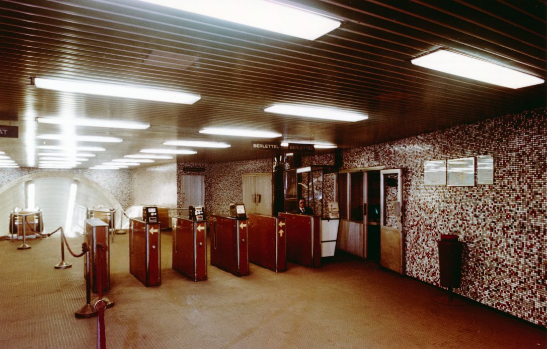 Astoria kereszteződés, aluljáró. A metró Astoria állomásának utascsarnoka az állomáshoz vezető mozgólépcsővel. Fotó: Fortepan / Fortepan/Album057