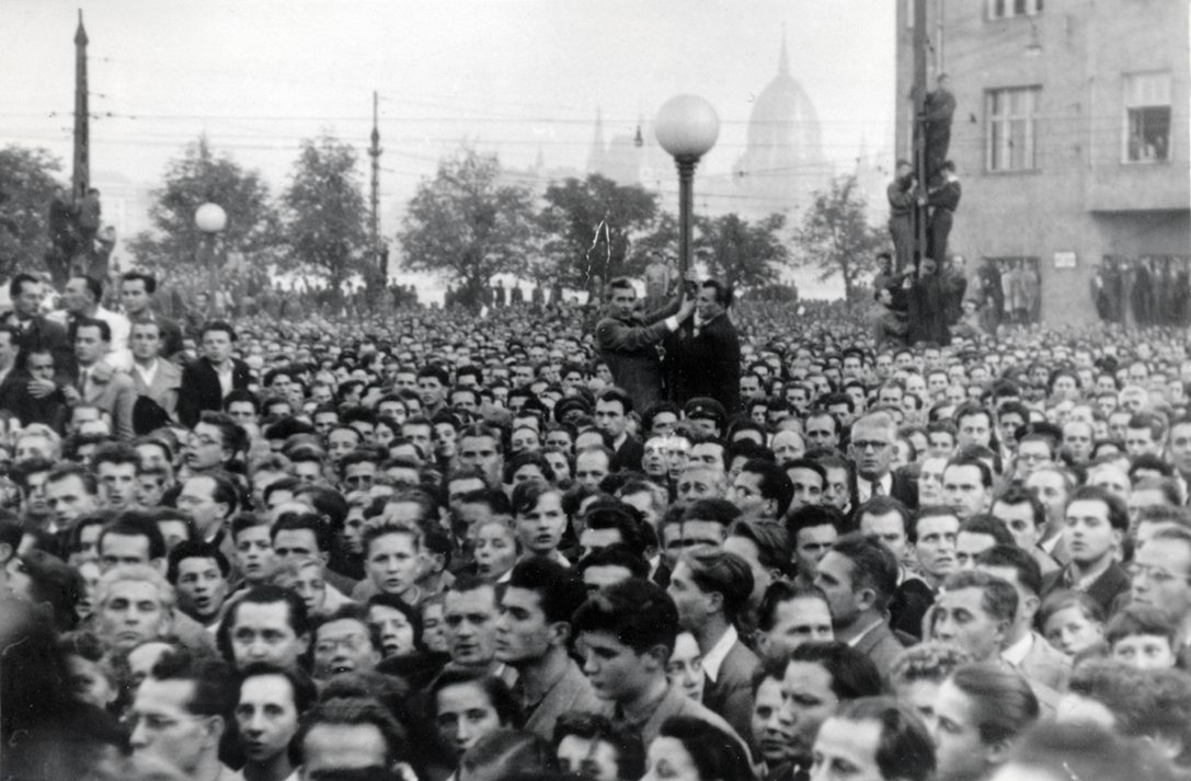 Bem József tér, tüntetés 1956. október 23-án a Bem szobornál. Fotó: Fortepan / Horváth János és családja