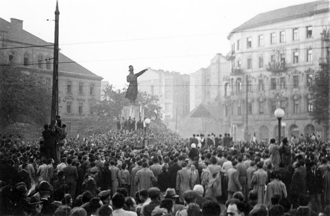 Bem József tér, tüntetés 1956. október 23-án a Bem szobornál. Háttérben balra az egykori Radetzky laktanya. Fotó: Fortepan / Magyar Kulturális Intézet Varsó-Fundacja Muzyka Odnaleziona