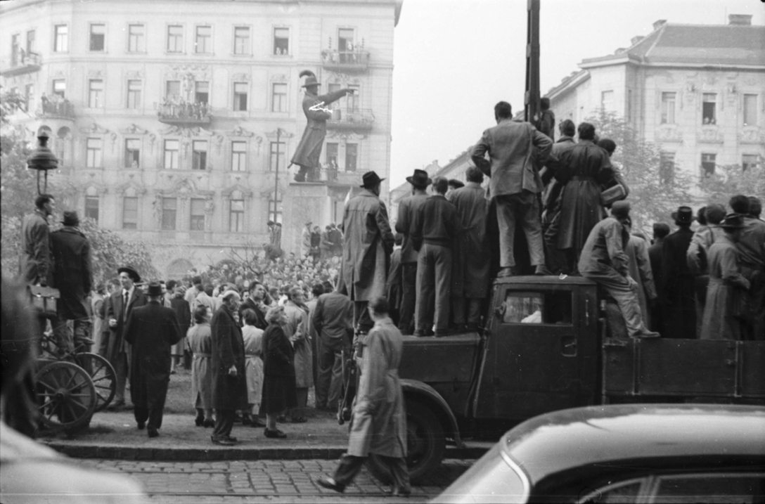Bem József tér, tüntetés 1956. október 23-án a Bem szobornál. Háttérben a Lipthay utca. Fotó: Fortepan / Faragó György