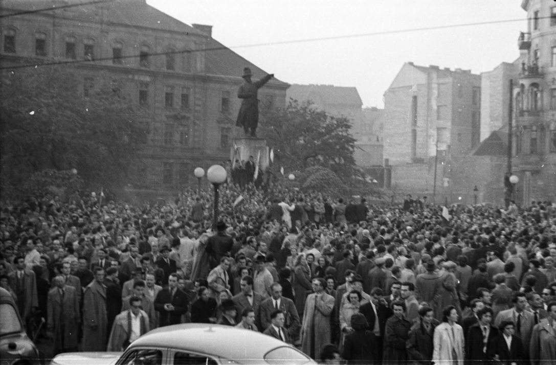 Bem József tér, tüntetés 1956. október 23-án a Bem szobornál. Háttérben az egykori Radetzky laktanya. Fotó: Fortepan / Faragó György