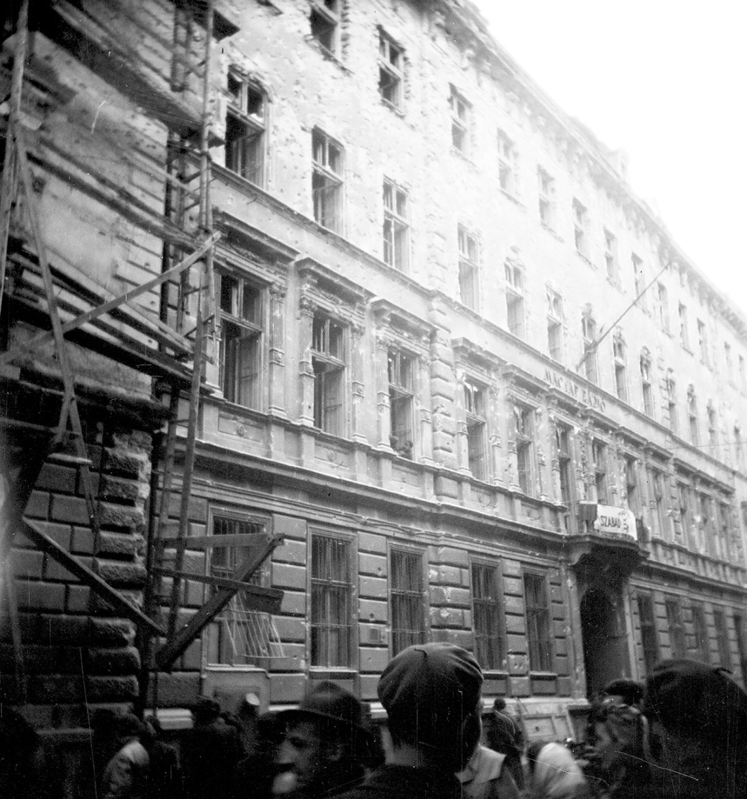 Bródy Sándor utca 5-7., a felvétel a Magyar Rádió épülete előtt készült. Fotó: Fortepan / Vozárik Edit