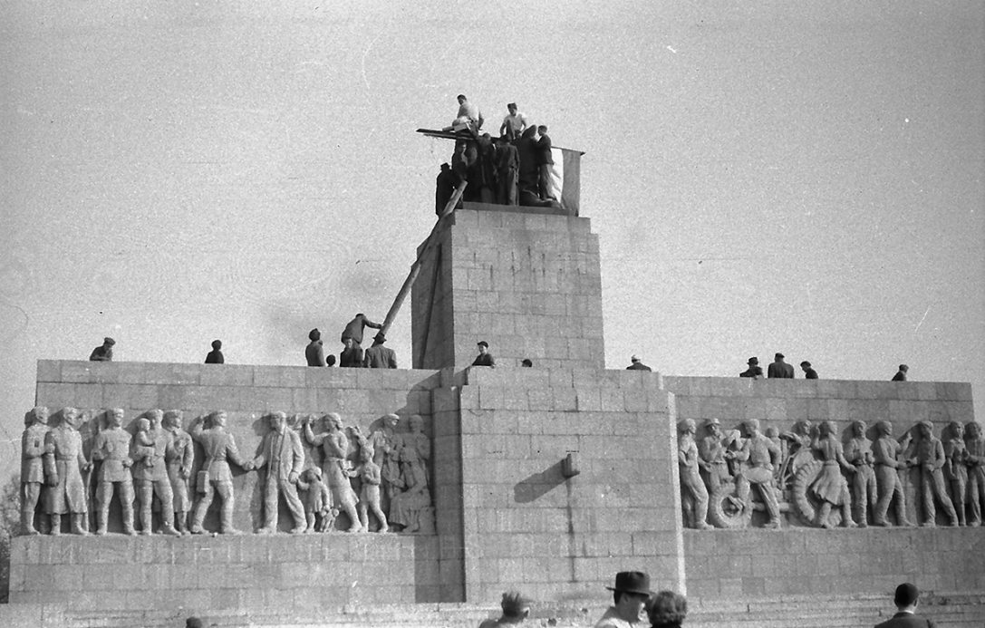 Ötvenhatosok tere (Sztálin tér), a Sztálin szobor maradványa. Fotó: Fortepan / Juricza Tibor