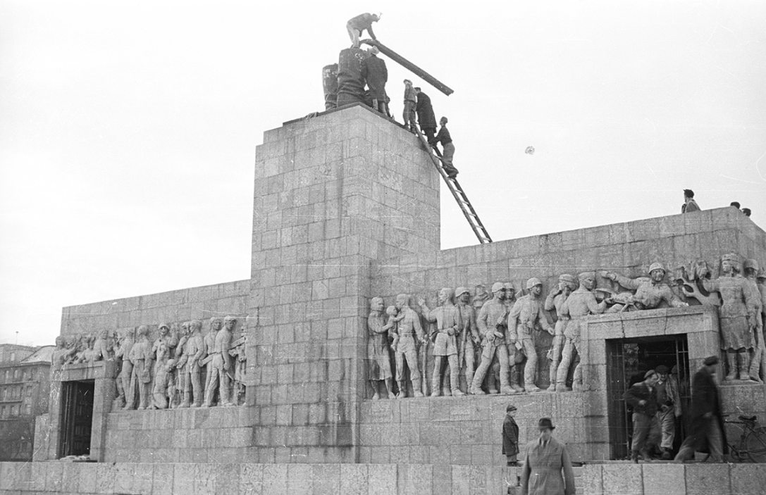 Ötvenhatosok tere (Sztálin tér), a Sztálin szobor maradványa. Fotó: Fortepan / Nagy Gyula
