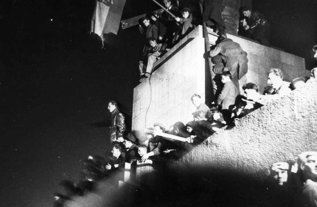 Ötvenhatosok tere (Sztálin tér), a Sztálin szobor maradványa. Fotó: Fortepan / Pesti Srác2