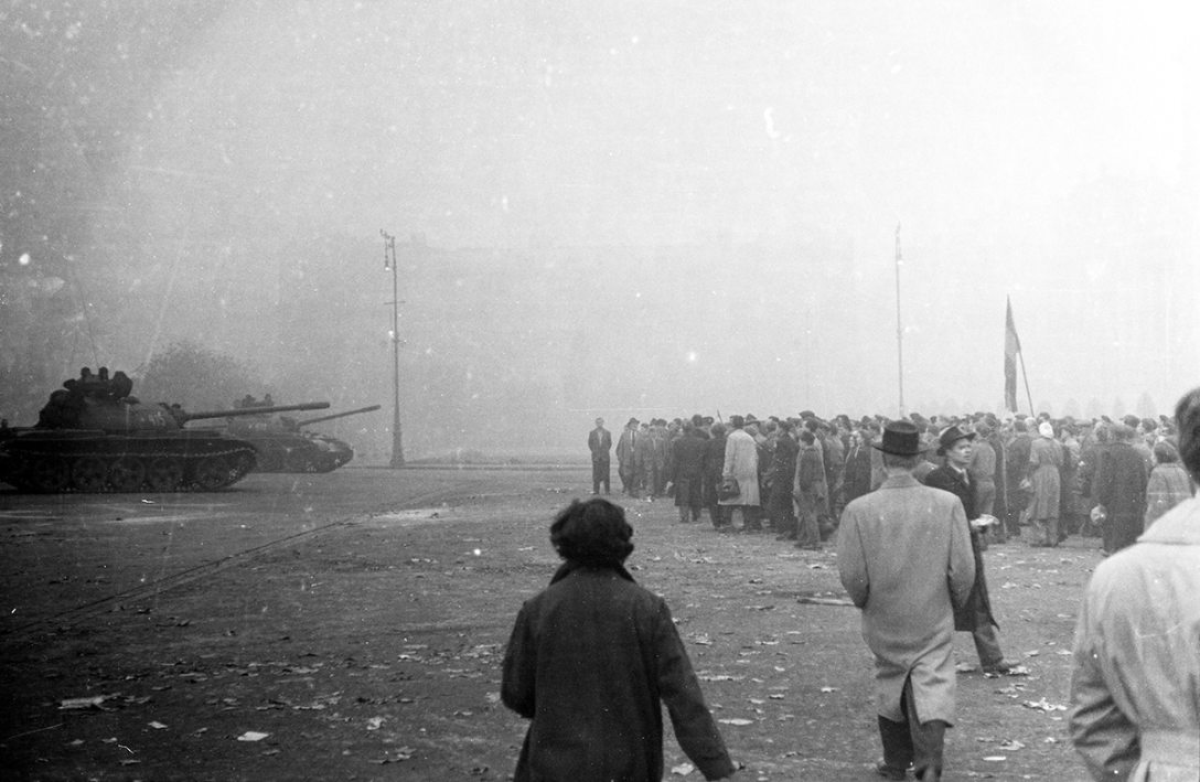 Kossuth Lajos tér, szovjet T-54 harckocsik a tüntetőkkel szemben. A felvétel 1956. október 25-én, a véres csütörtökön készült. Fotó: Fortepan / Fóti István örökösei