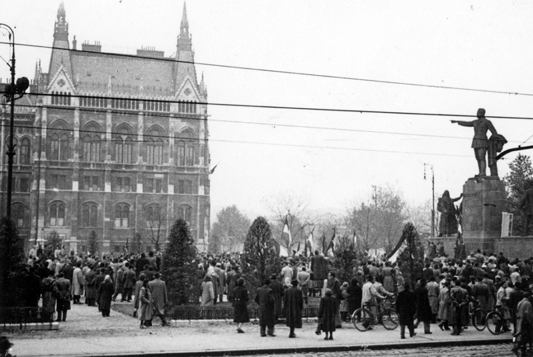 Kossuth Lajos tér, jobbra Kossuth Lajos szobra (Kisfaludi Strobl Zsigmond, Kocsis András, Ungvári Lajos, 1952.). Fotó: Fortepan / Magyar Kulturális Intézet Varsó-Fundacja Muzyka Odnaleziona