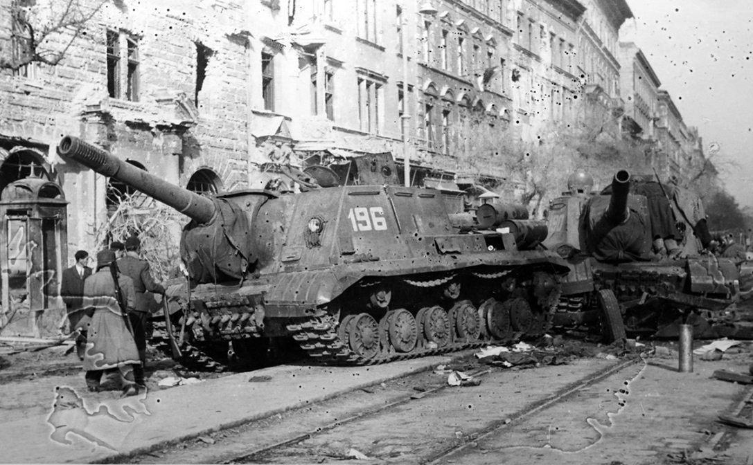 József körút a Corvin (Kisfaludy) köztől nézve. Harcképtelenné tett ISZU-152-es szovjet rohamlövegek. Fotó: Fortepan / Fortepan/Album079