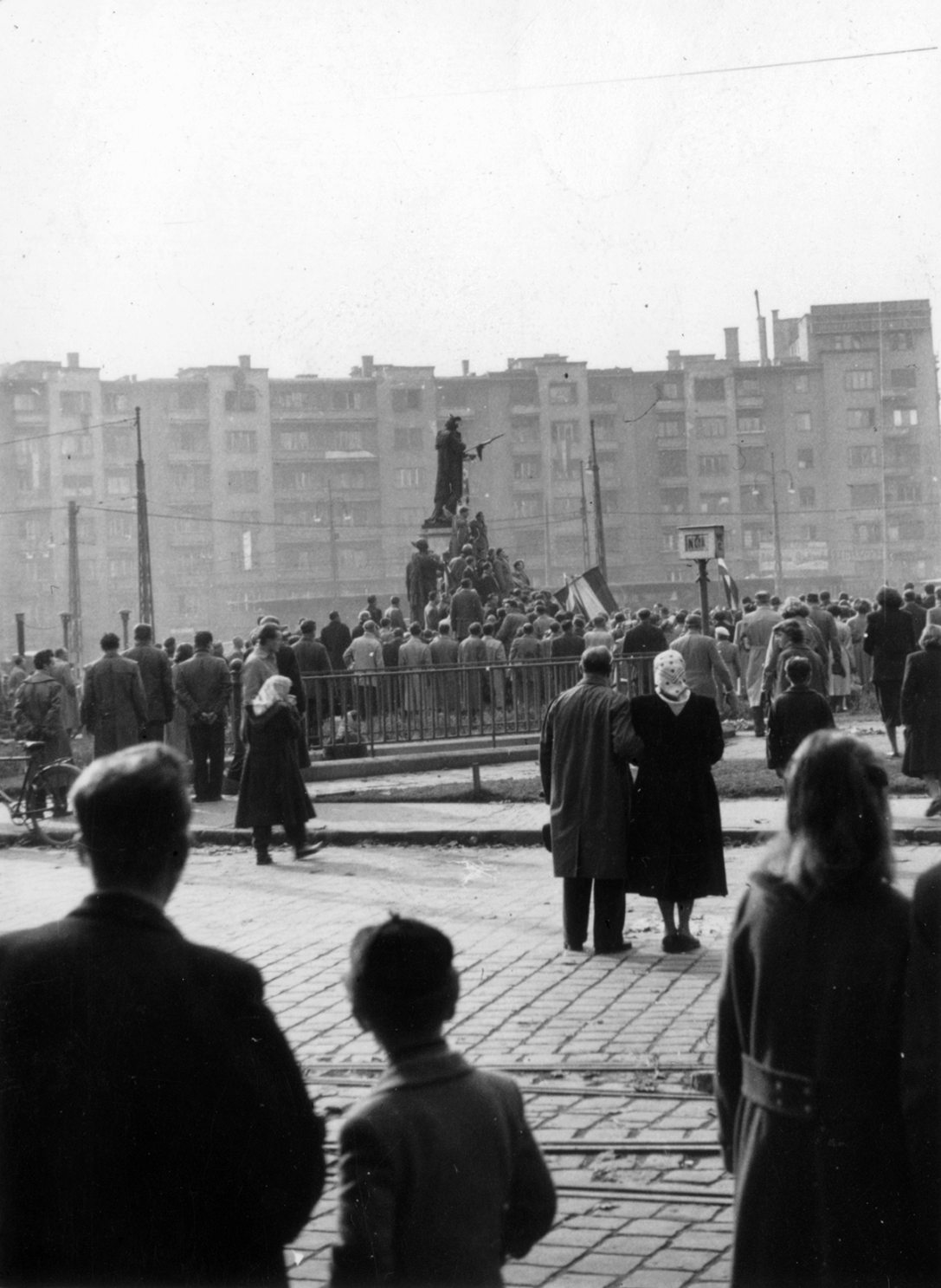 Móricz Zsigmond körtér, megemlékezés a Szent Imre szobornál. Fotó: Fortepan / Klausz Ádám