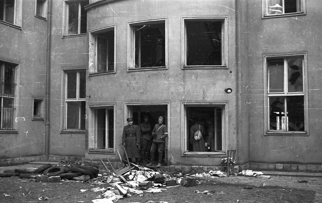 II. János Pál pápa (Köztársaság) tér 27., a Magyar Dolgozók Pártja (MDP) VIII. kerületi pártbizottság székházának udvara. Fotó: Fortepan / Nagy Gyula