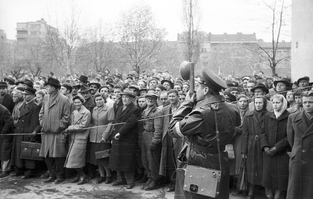 II. János Pál pápa (Köztársaság) tér. Nézelődők a a pártházhoz kötődő feltételezett kazamaták keresése idején. Fotó: Fortepan / Nagy Gyula