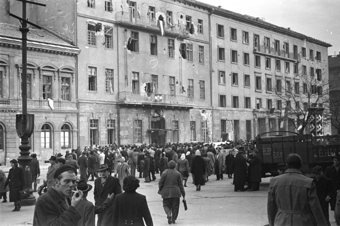 II. János Pál pápa (Köztársaság) tér, szemben a 27. számú épület a Magyar Dolgozók Pártja (MDP) VIII. kerületi pártbizottságának székháza. Jobbra a 26. szám alatt, a Magyar Dolgozók Pártja budapesti bizottságának székháza. Fotó: Fortepan / Nagy Gyula