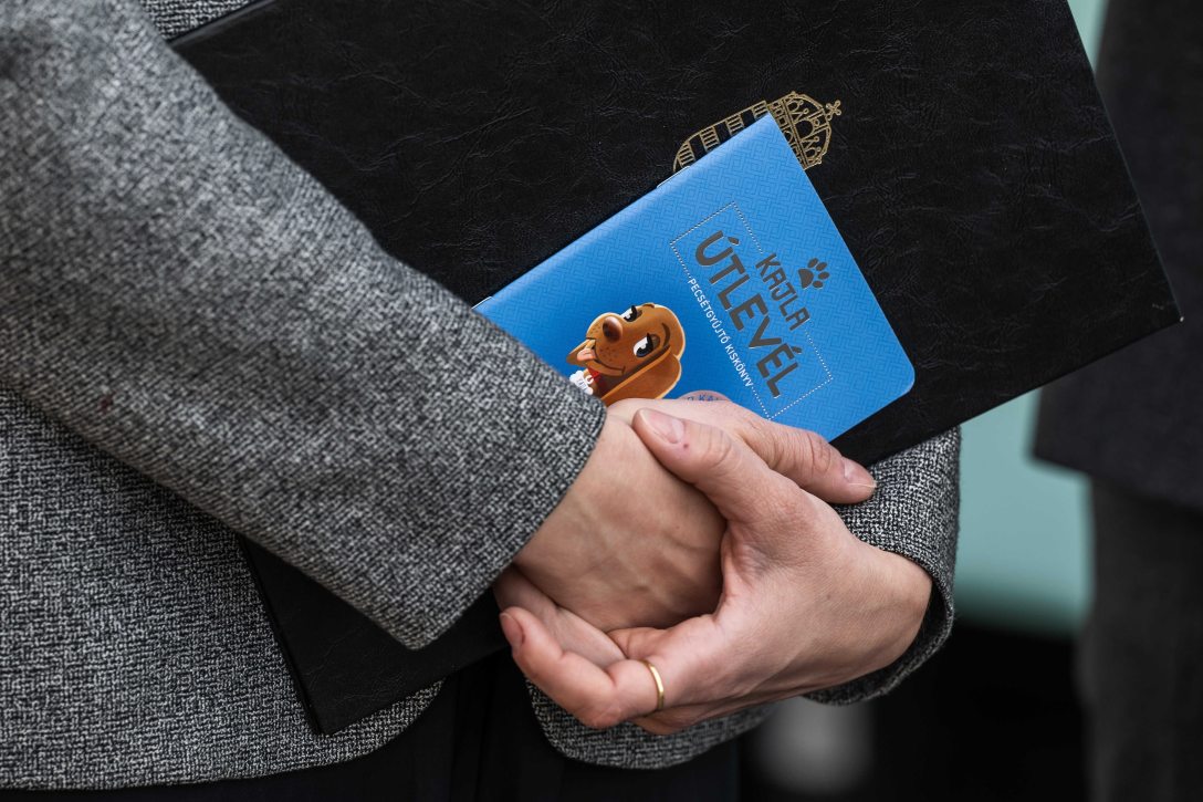 Kajla útlevél a MÁV-Volán-csoport Hol vagy, Kajla? programjának sajtótájékoztatóján a Déli pályaudvaron 2023. március 31-én. Fotó: MTI/Mónus Márton