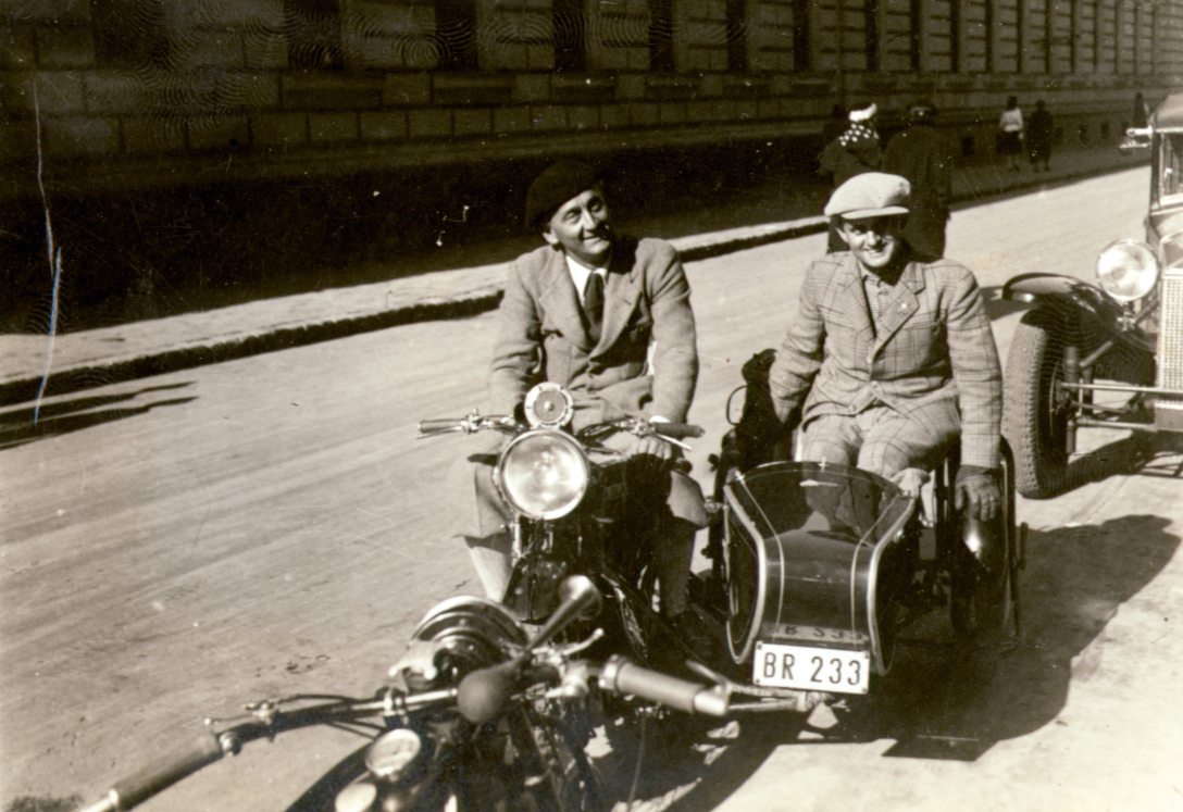 Vörösmarty utca a Hunyadi tértől az Andrássy út felé nézve. Balra Szent-Györgyi Albert, Nobel-díjas orvos, biokémikus, jobbra Urbach László motorkerékpár-versenyző, -konstruktör, -kereskedő. Fotó: Fortepan / Kelemen Zsuzsa