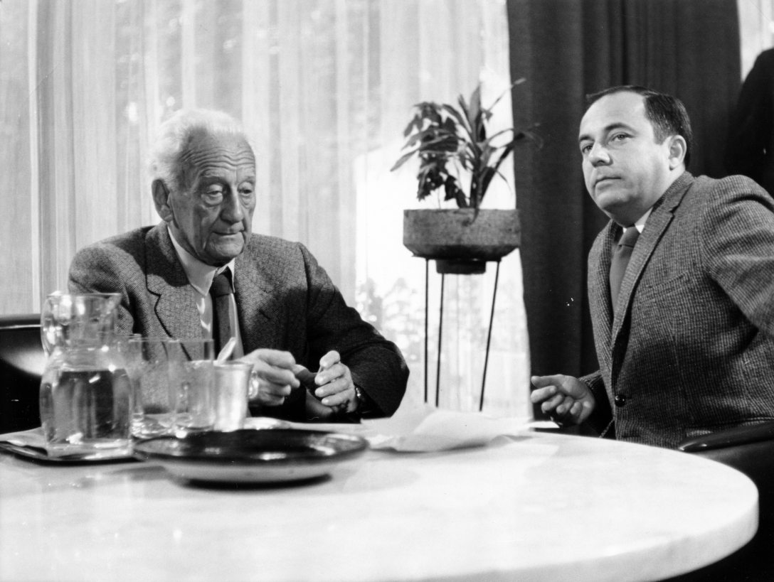 Margitszigeti Nagyszálló, hall. Balra Szent-Györgyi Albert, Nobel-díjas és Kossuth-díjas orvos, biokémikus. A professzorról készülő televíziós portréfilm felvétele, a riporter Vitray Tamás. Fotó: Fortepan / Bakos László