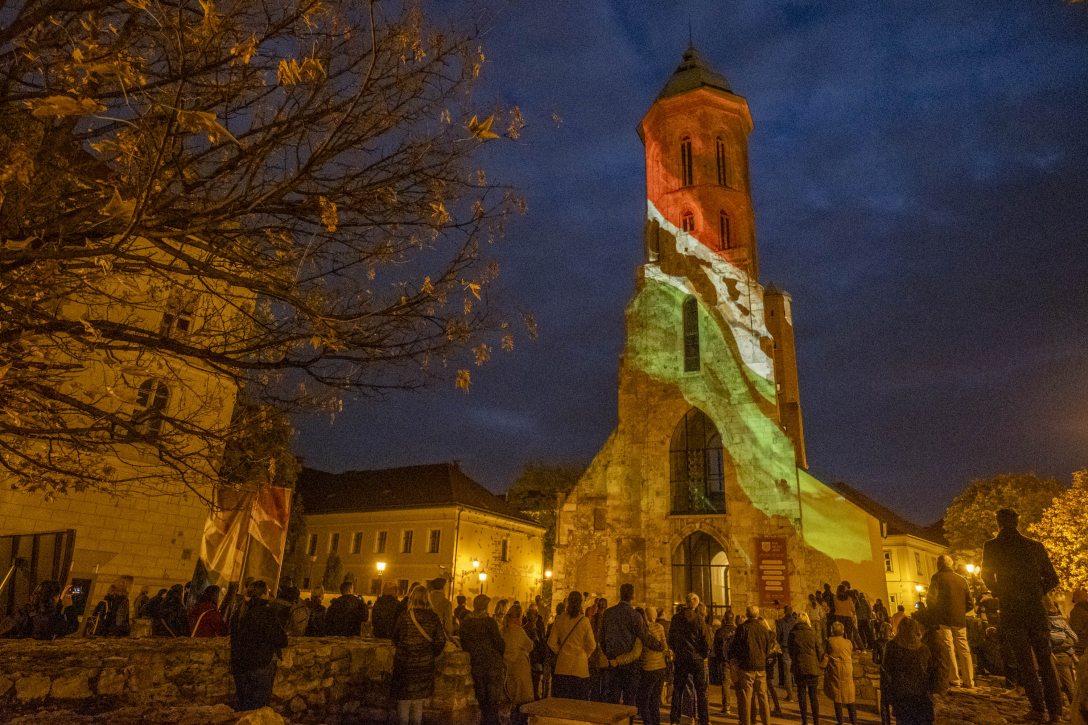 A kivilágított Magdolna-torony. Fotó: Tóth Tibor