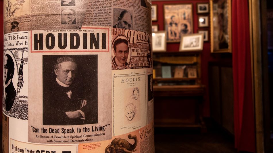 Minden idők legnagyobb szabadulóművésze – Benéztünk a Houdini-házba