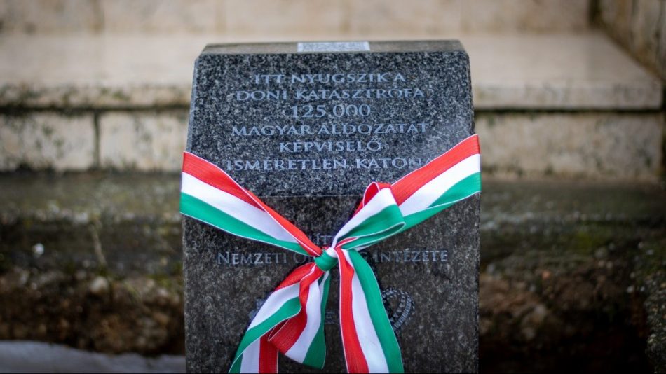 A doni katasztrófa 80. évfordulójára emlékeztek az ismeretlen katona sírjánál Pákozdon