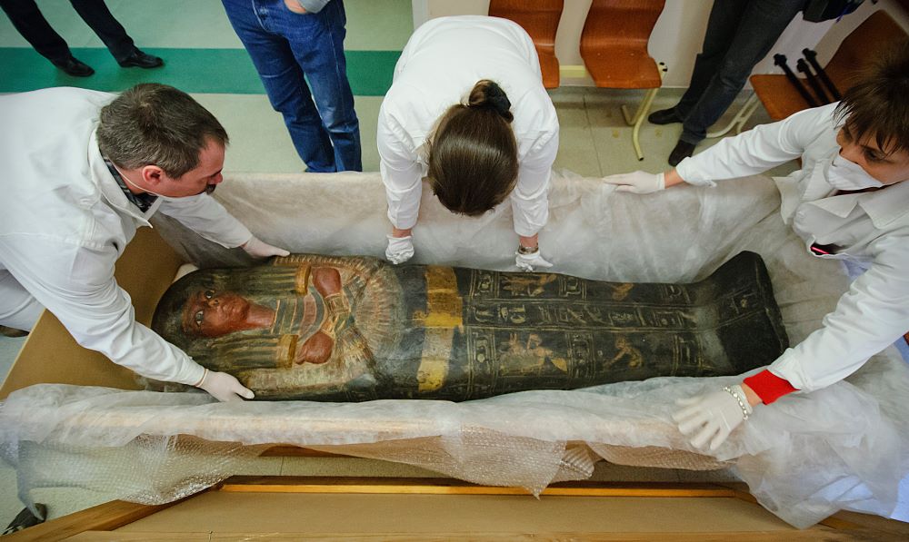 A Déri Múzeum múmiájának CT-vizsgálata 2012-ben a debreceni Kenézy Kórházban. MTI Fotó: Czeglédi Zsolt