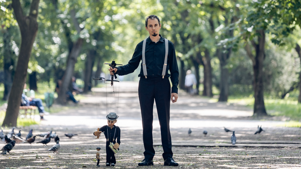 Varázslat a kihasított térben – Beszélgetés Sarkadi Bence marionettművésszel