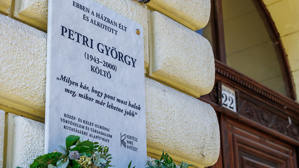 Emléktáblát kapott Petri György Terézvárosban